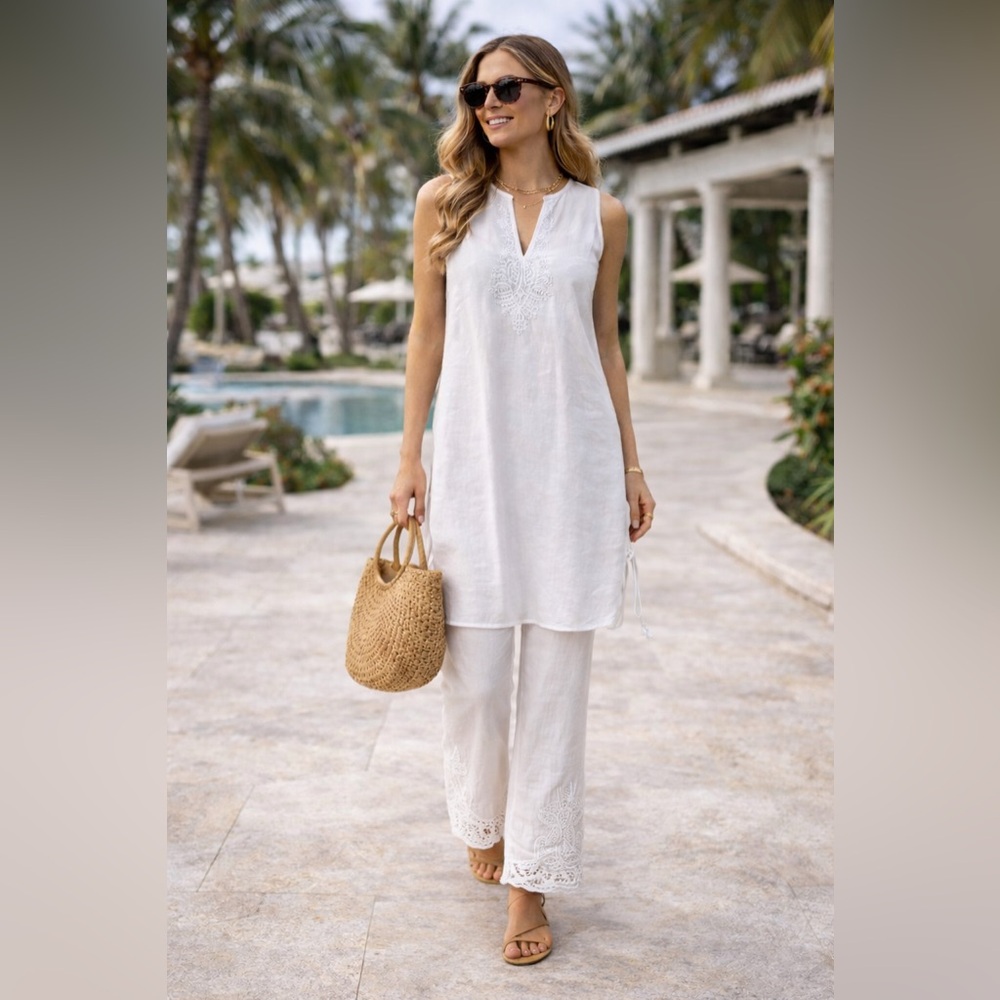White Embroidery-Trimmed Set – Tunic & Pants
Worn only once.